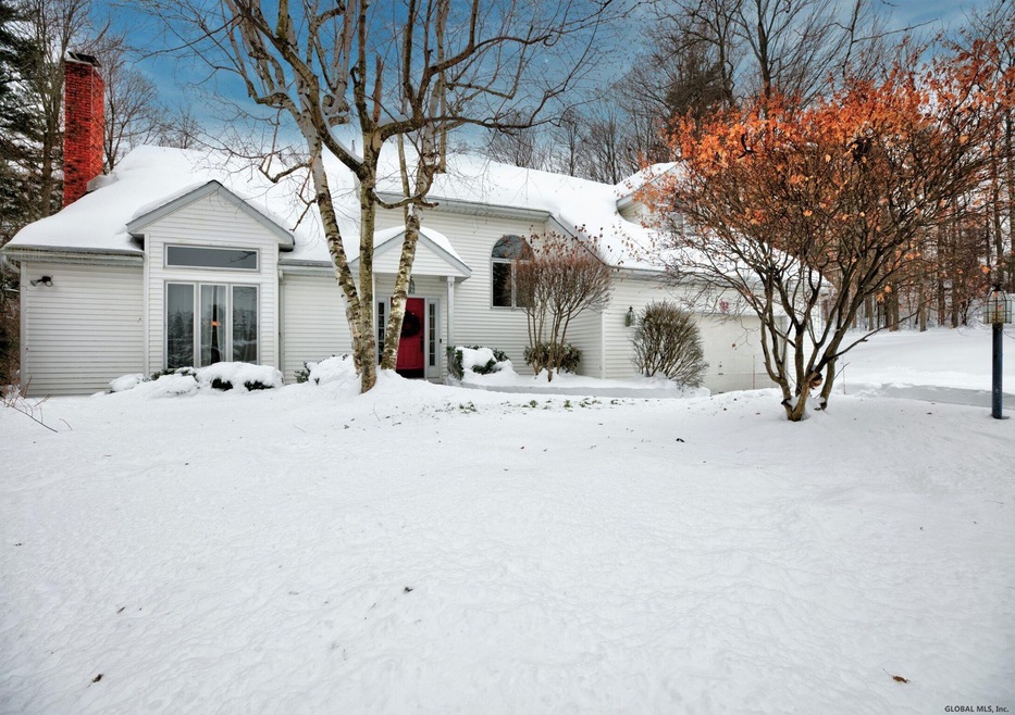 32 Chestnut Ln, Schenectady, NY 12309 - photo 1