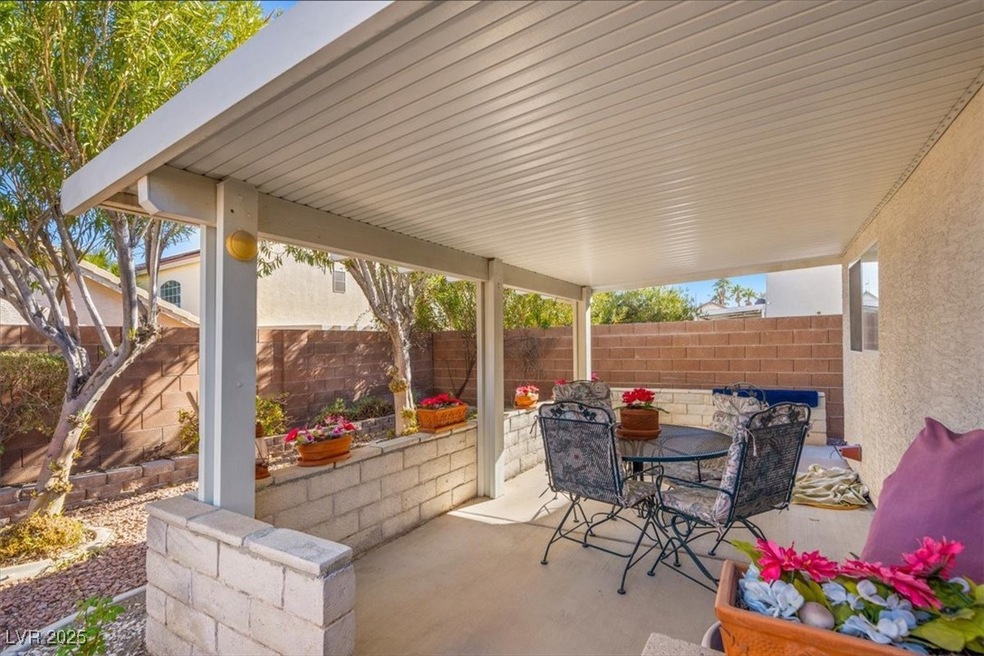 Discover the perfect low-maintenance backyard, des