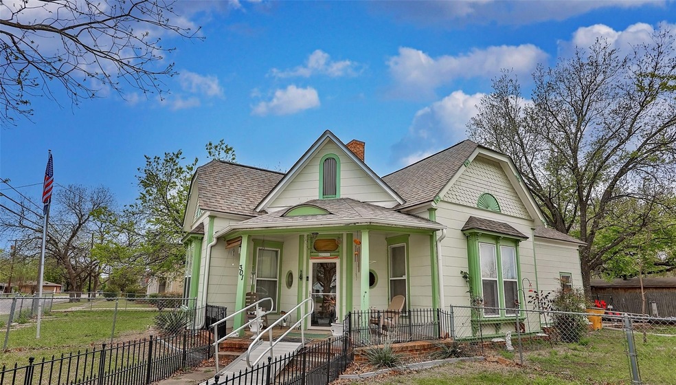 301 S Clements St, Gainesville, TX 76240 - photo 1