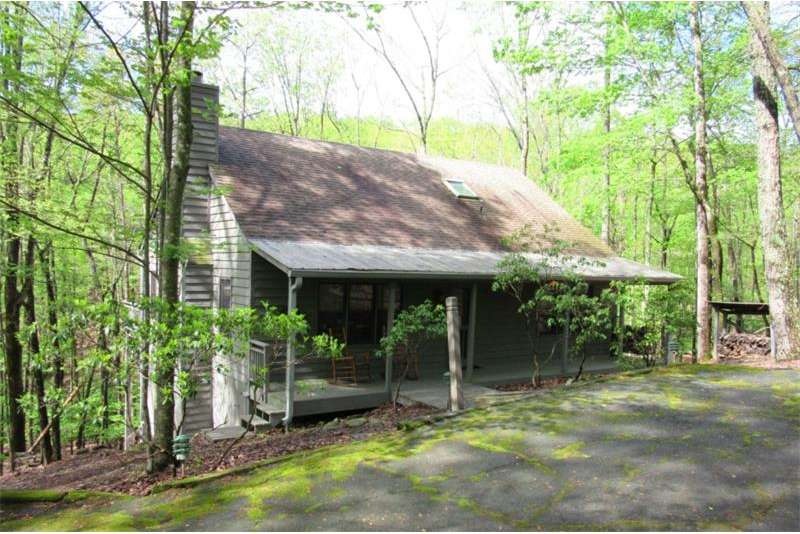 Tranquil rustic cottage on cul-de-sac nestled on p