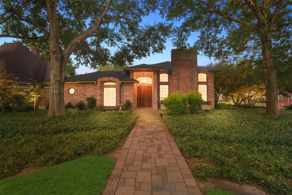 7202 Athlone Dr, Houston, TX 77088 - photo 1