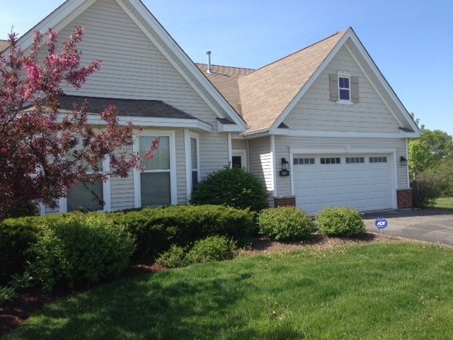 327 W Eagle Ct, Waukegan, IL 60087 - photo 1