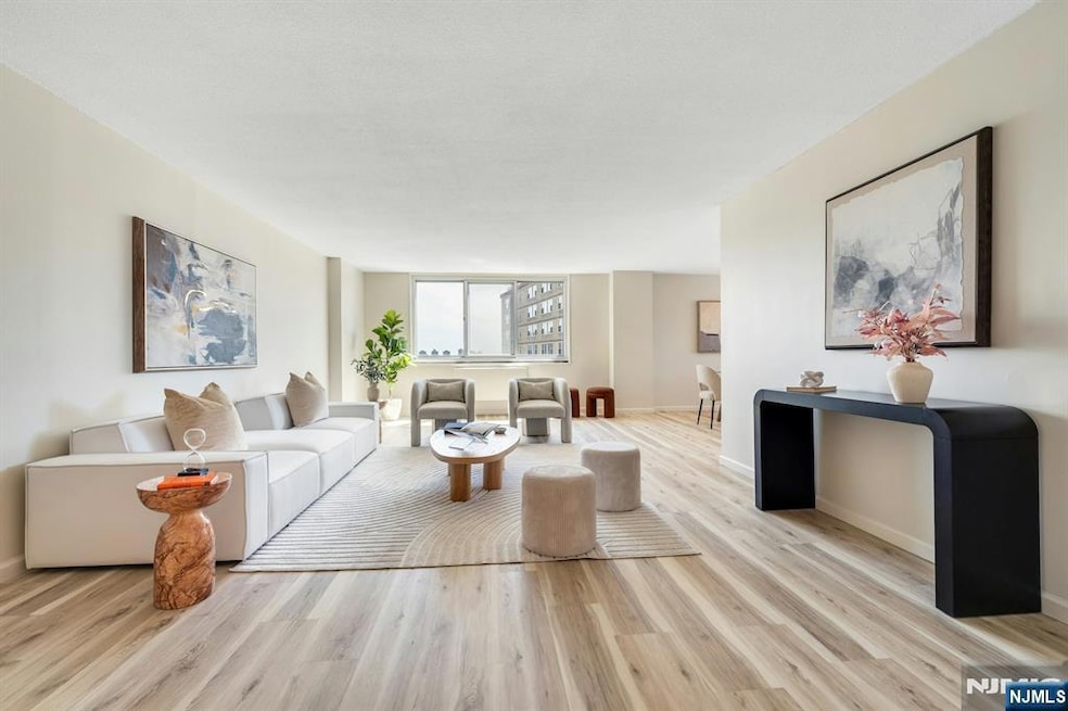 The Regency unit 10G, Fort Lee, NJ 07024 - photo 1