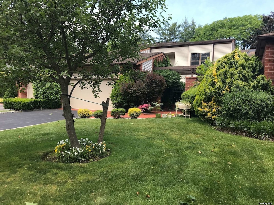 120 Eagles Crescent, Manhasset, NY 11030 - photo 1