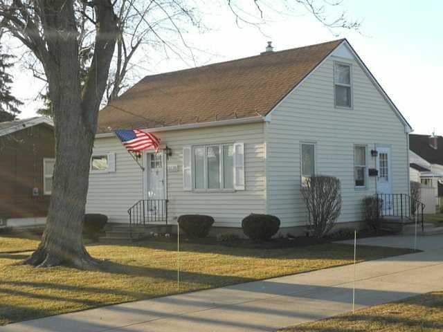 Exterior Front Cute Cape Cod convenient to everyth