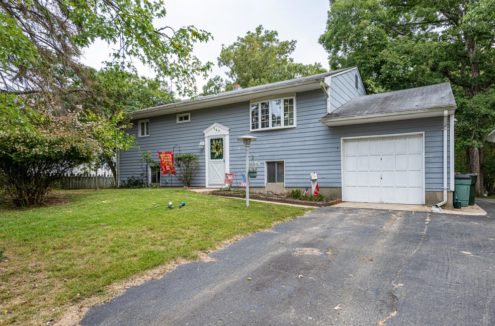 127 Darien Rd