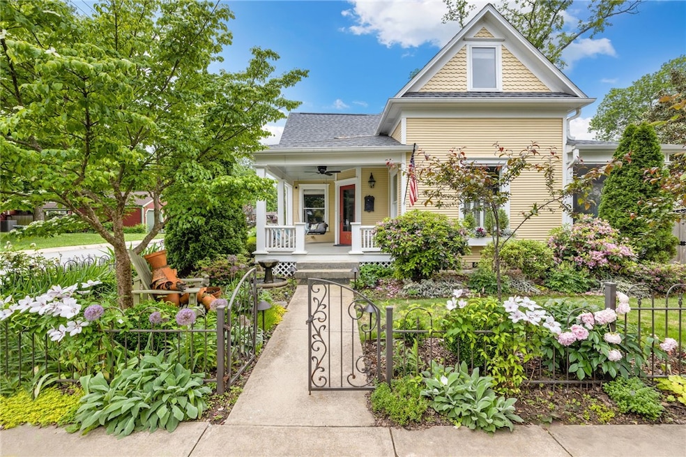 The main entrance to the home off of SE 3rd.