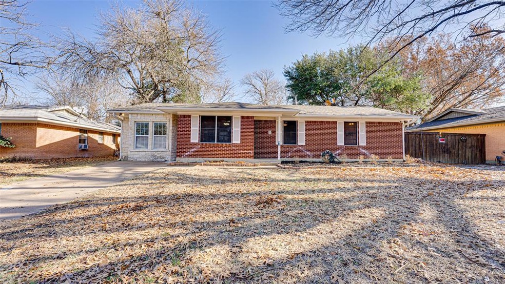 1600 Nichols St, Ennis, TX 75119 - photo 1