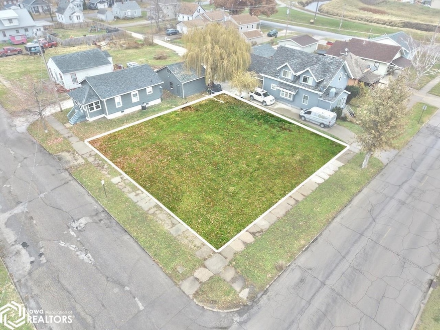 1102 E Main St, Marshalltown, IA 50158 - photo 1