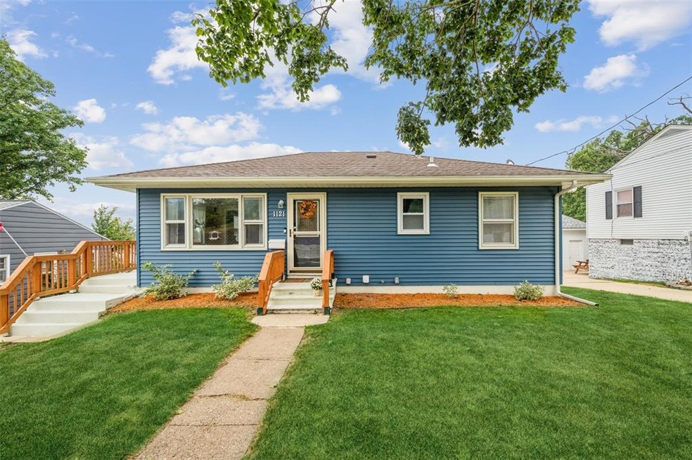 1121 O Ave NW, Cedar Rapids, IA 52405 - photo 1