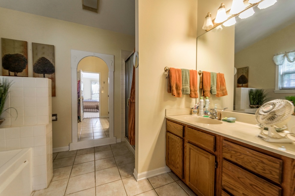 554 Lakeview Dr, Oswego, IL 60543 - photo 1