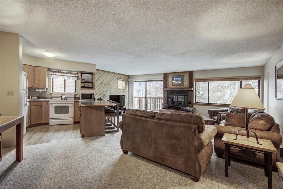 Open and Spacious floorplan with Mountain views, t