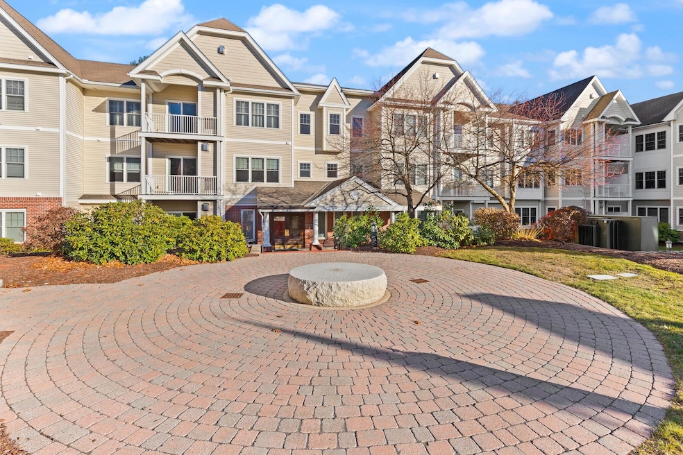 Colliston Yard unit 328, Nashua, NH 03060 - photo 1