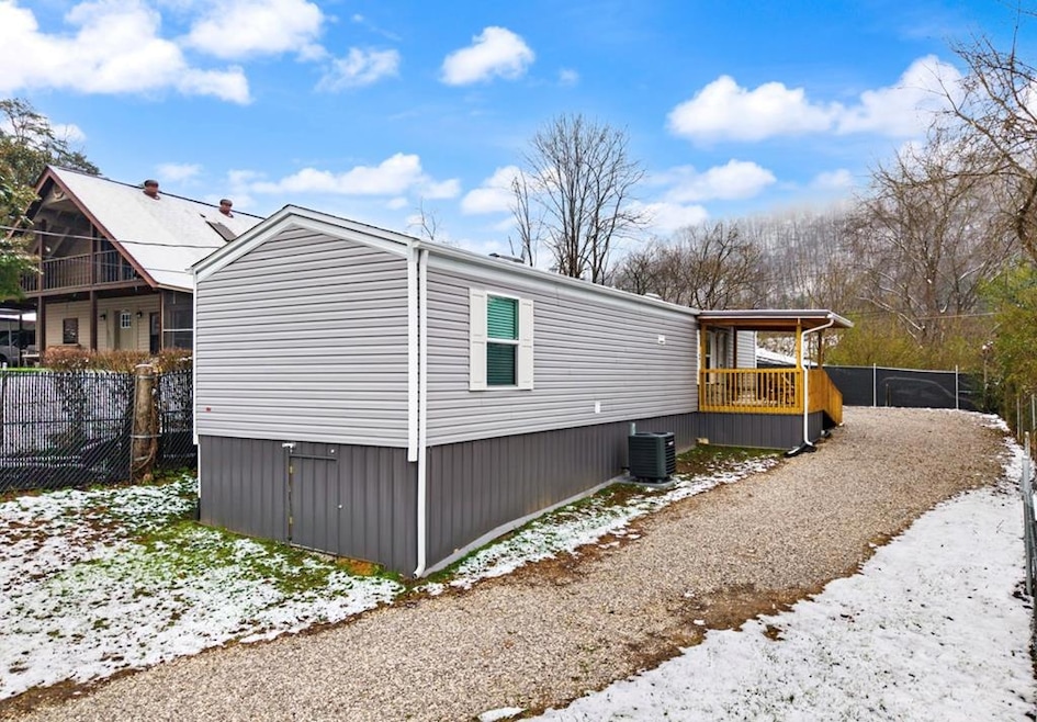 112 Cornett Hill Dr, Hazard, KY 41701 - photo 1