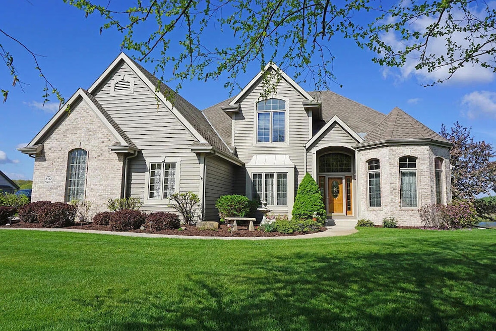 W282N4163 Somerset Ln, Pewaukee, WI 53072 - photo 1