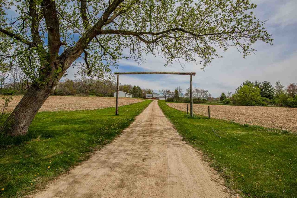 N9094 Legler Rd, Brooklyn, WI 53521 - photo 1