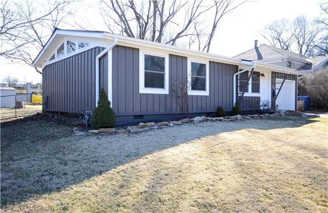 Vaulted ceilings with windows that bring lots of l