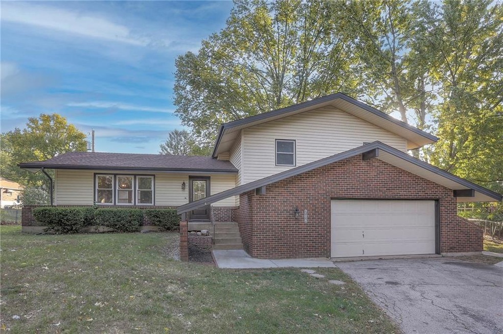 706 NW 11 St, Blue Springs, MO 64015 - photo 1