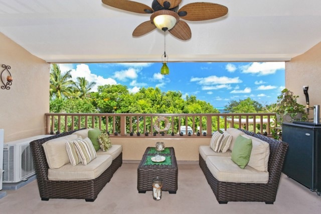 Beautifully remodeled 2bedroom/1.5 bath unit with