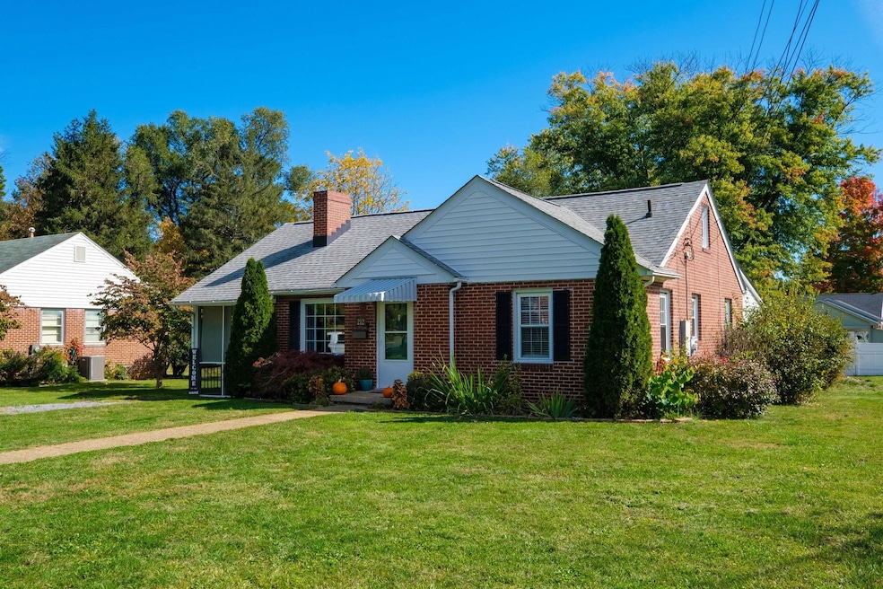 212 Alphin Ave, Waynesboro, VA 22980 - photo 1