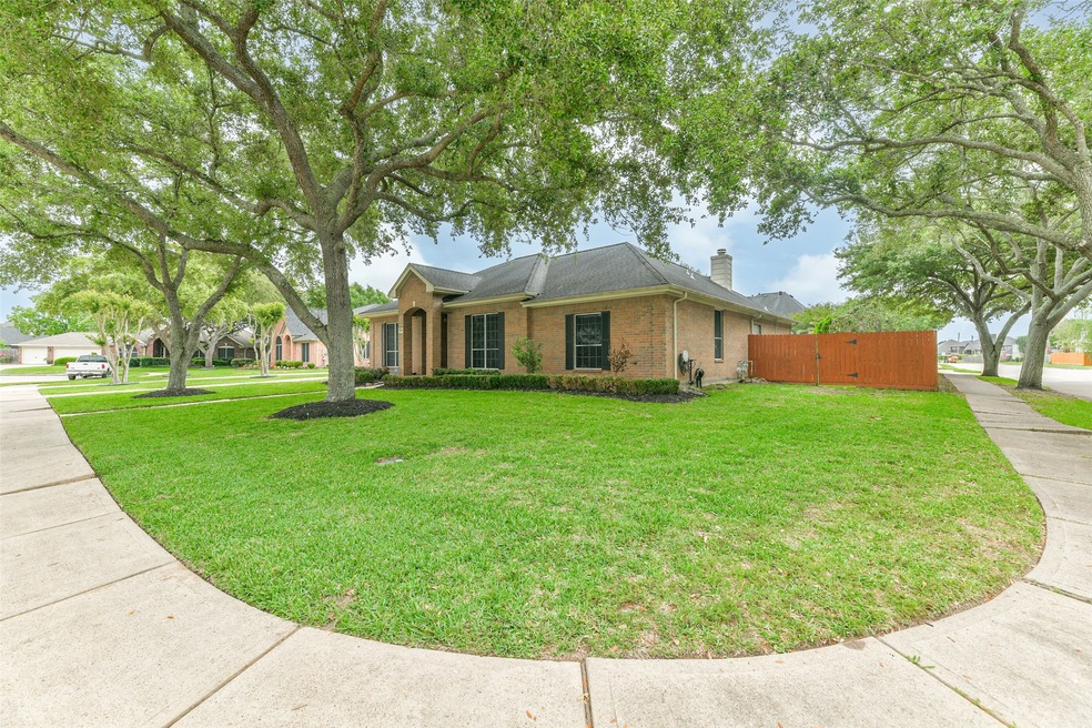 1105 Red Wing Dr, Friendswood, TX 77546 - photo 1
