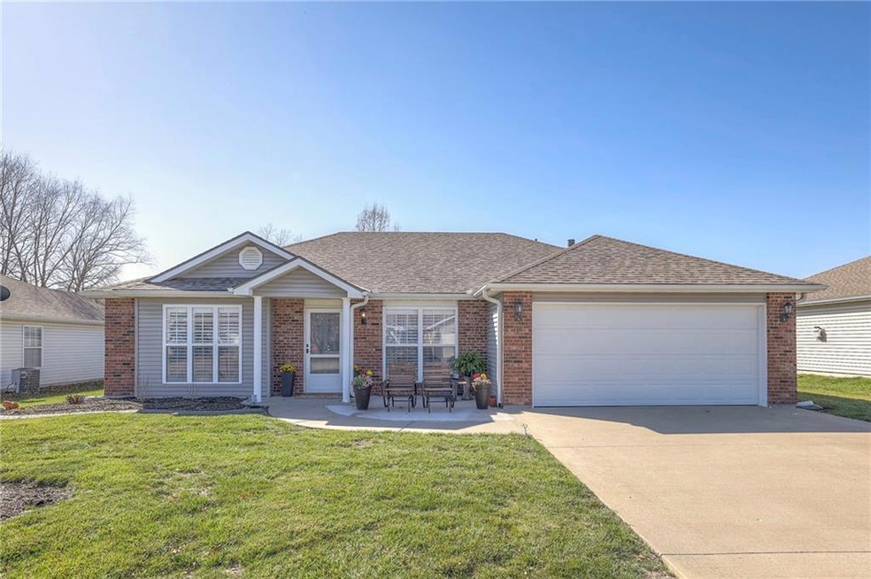 716 Coventry Ln, Raymore, MO 64083 - photo 1