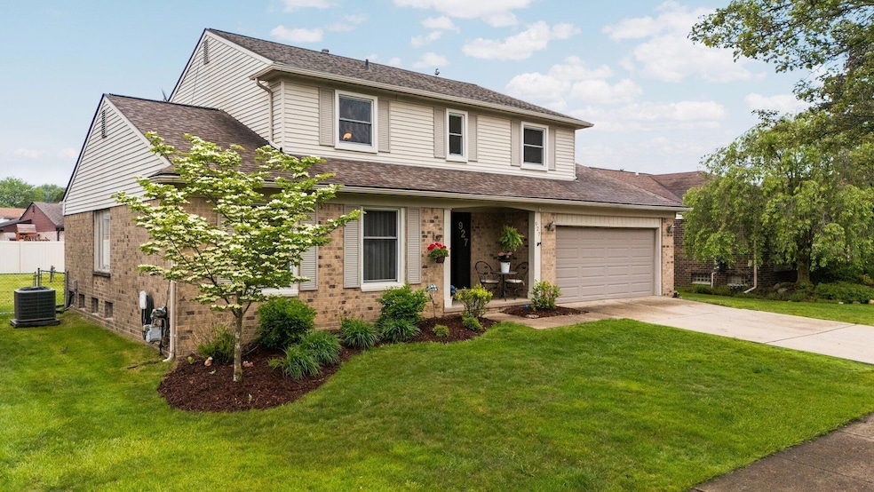 927 Queens Way