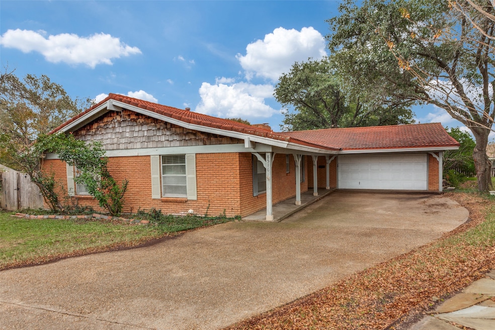 8516 La Jolla Ct, Benbrook, TX 76116 - photo 1