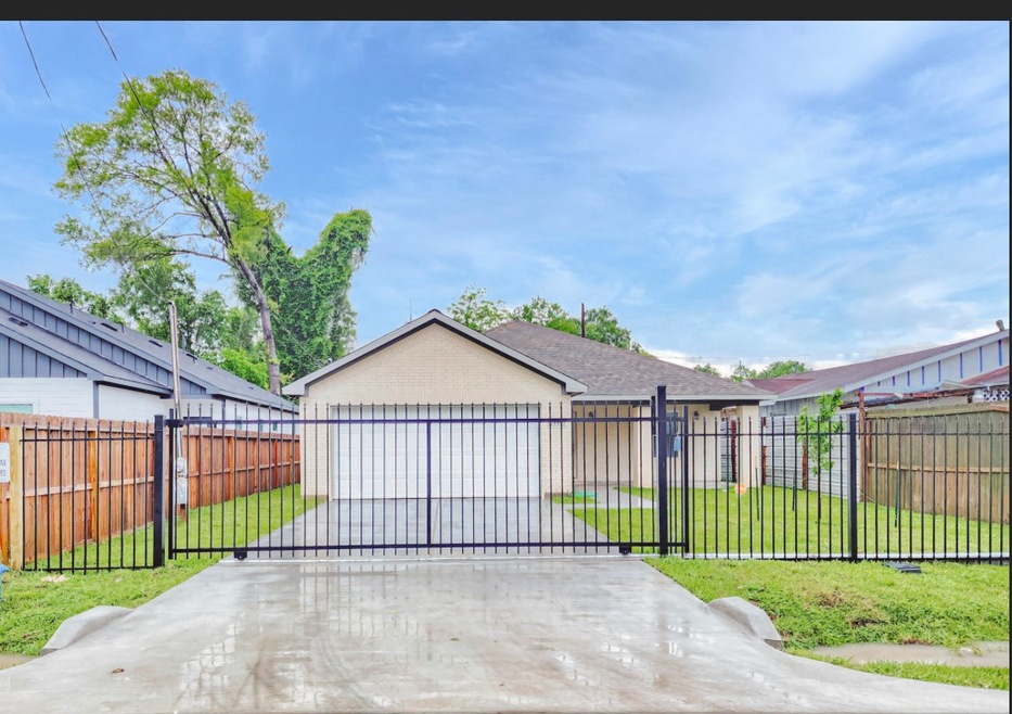 7446 Sandle St, Houston, TX 77088 - photo 1