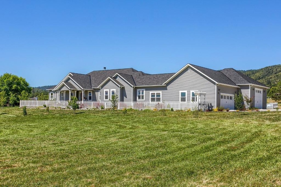 967 Old Stage Rd, Central Point, OR 97502 - photo 1