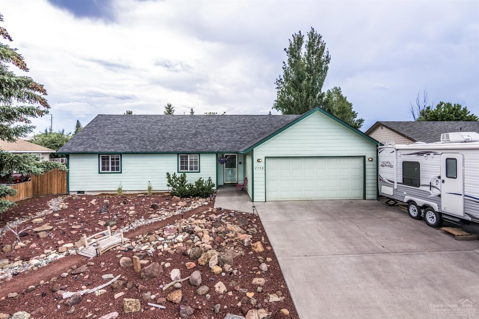 2508 SW Glacier Ave, Redmond, OR 97756 - photo 1