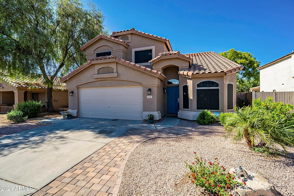 Great curb appeal & paver walkway