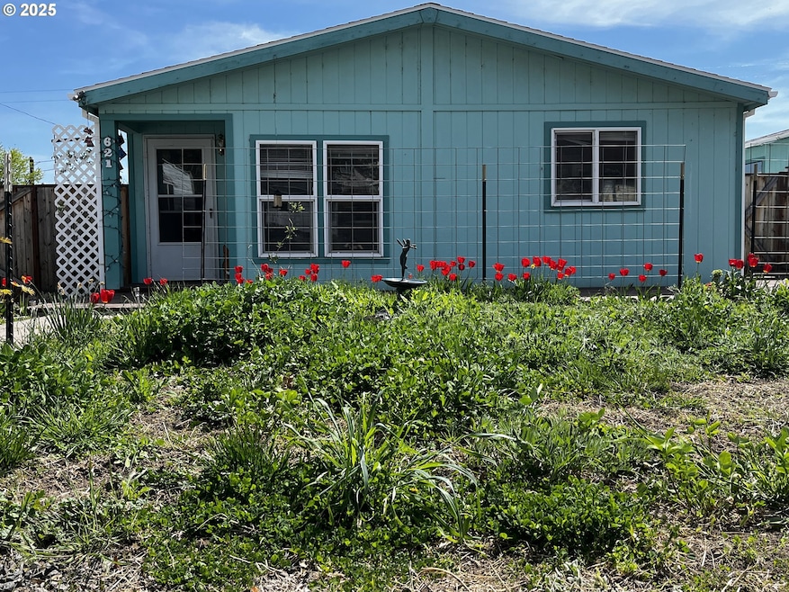 621 Dufur Ave, Maupin, OR 97037 - photo 1
