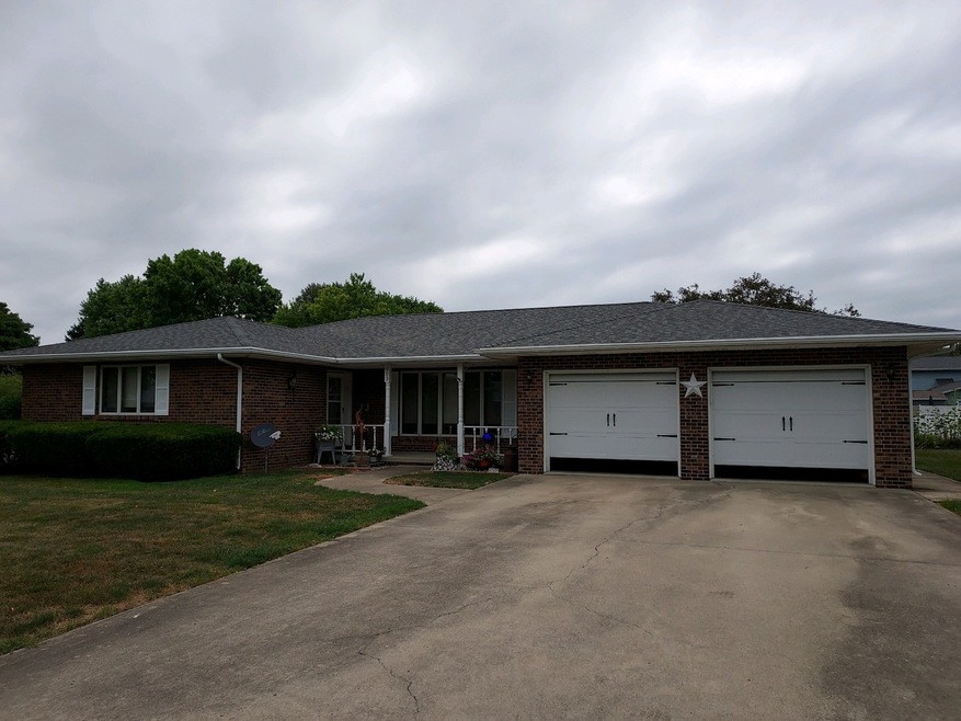 903 N Carico St, Tuscola, IL 61953 - photo 1