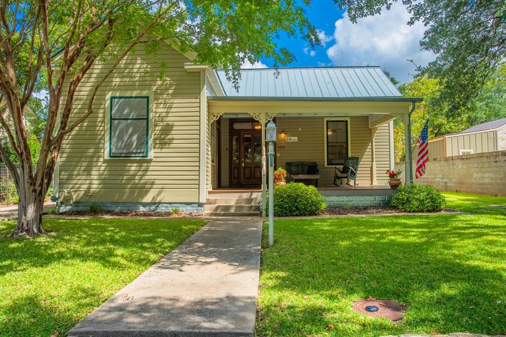 104 E Schubert St, Fredericksburg, TX 78624 - photo 1