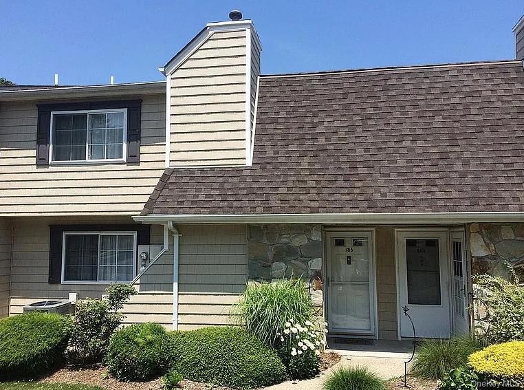 186 Lake Pointe Cir, Middle Island, NY 11953 - photo 1