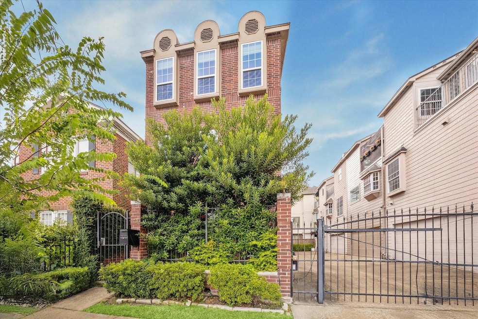 With a 95 Walk Score, this outstanding patio home is near to great restaurants, coffee shops and popular night life spots.