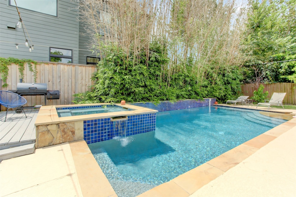 725 E 6th 1/2 St, Houston, TX 77007 - photo 1