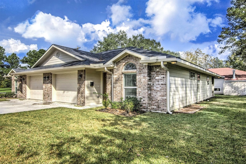 200 Medic Ln, Alvin, TX 77511 - photo 1