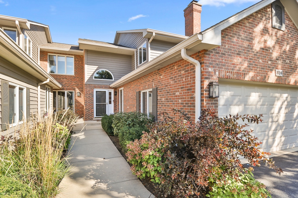 Welcome to 859 Saddlewood in Glen Ellyn!