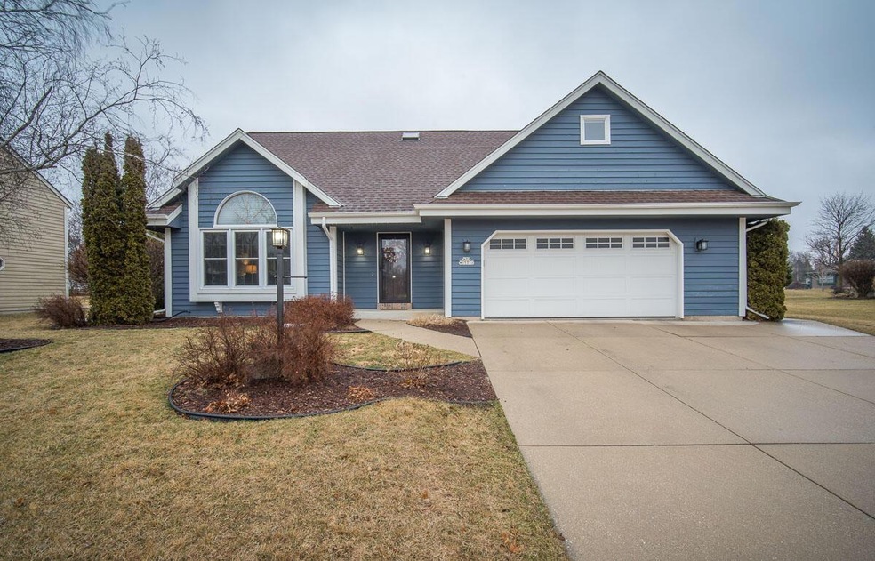 N77W15770 Crossway Dr, Menomonee Falls, WI 53051 - photo 1