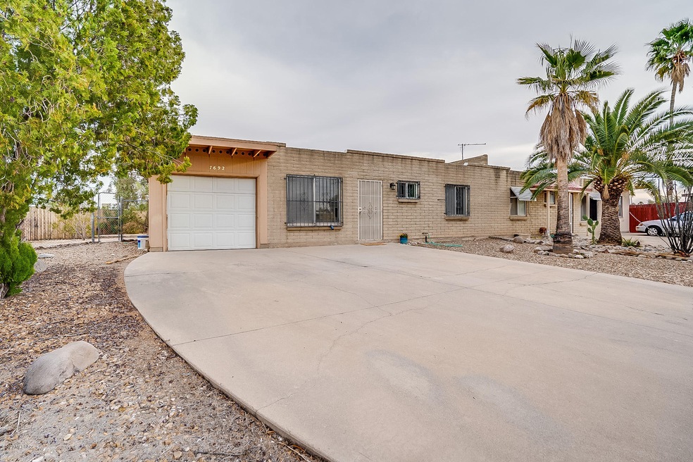 7692 E Queen Palm Cir 85730