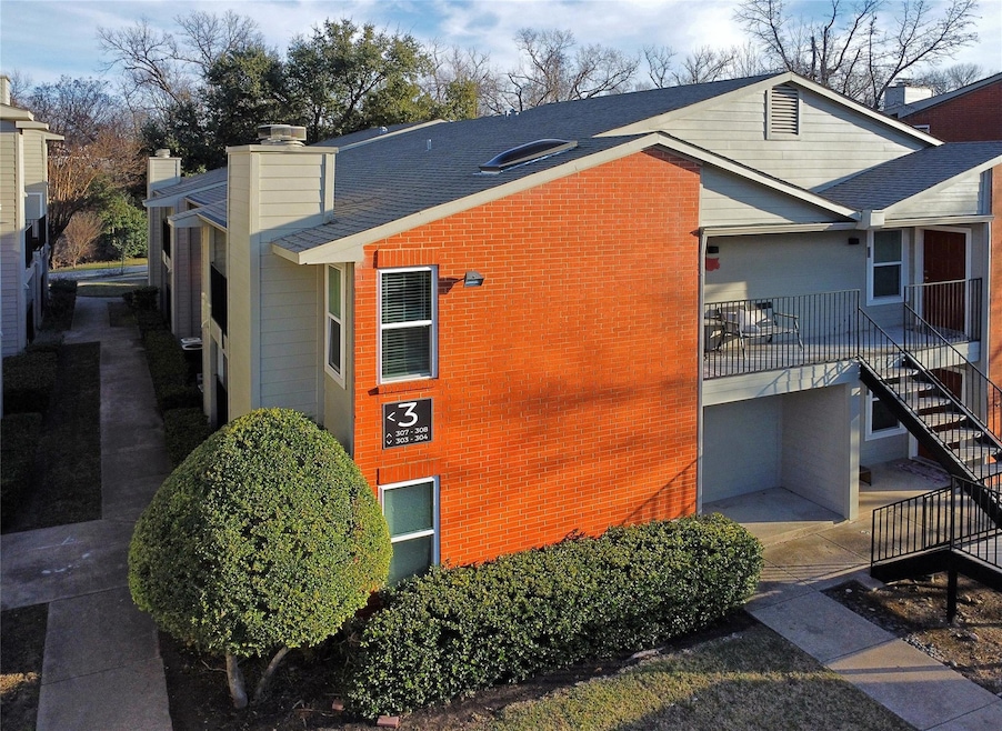 View of the front corner of the property and breez