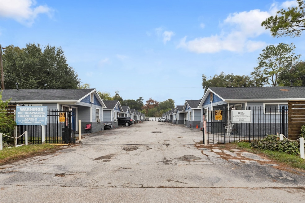 4203 Hirsch Rd unit 8, Houston, TX 77026 - photo 1