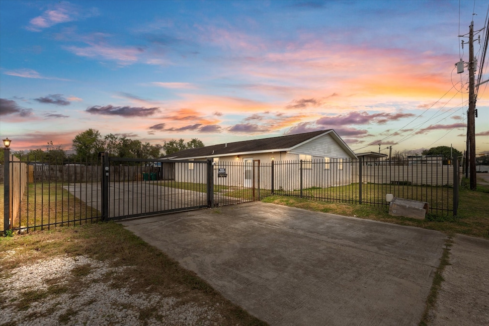 2910 San Augustine Ave, Pasadena, TX 77503 - photo 1