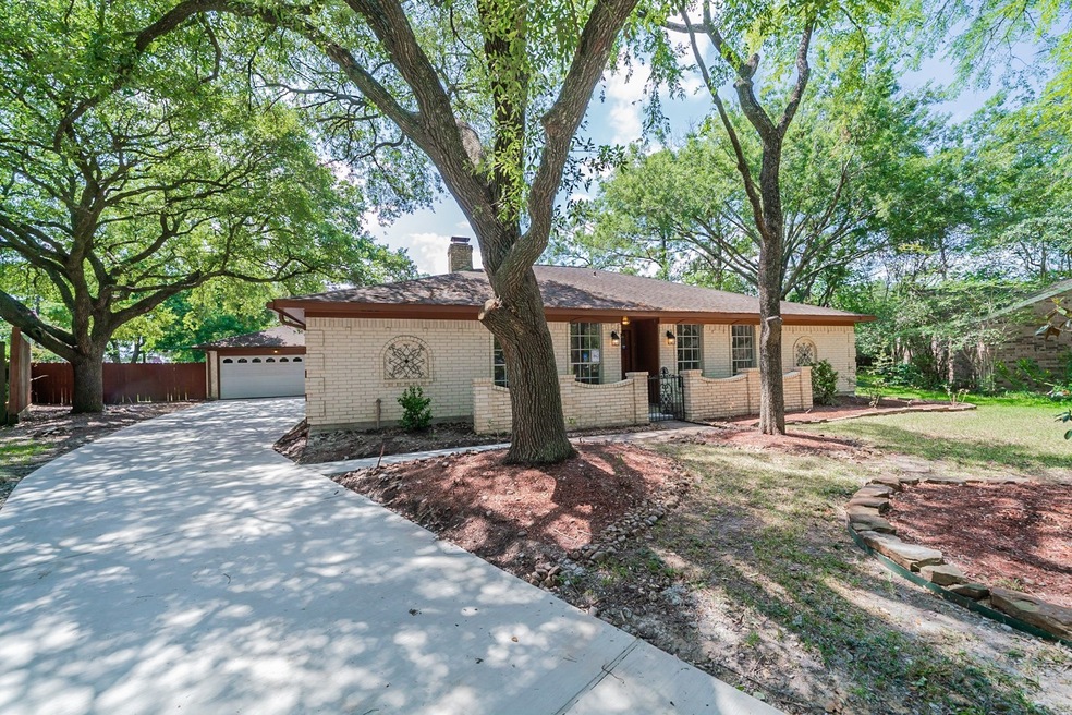 702 Penn Dr, Friendswood, TX 77546 - photo 1