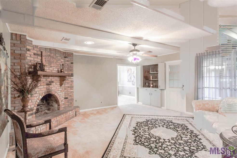Opens up into the kitchen and Screen room