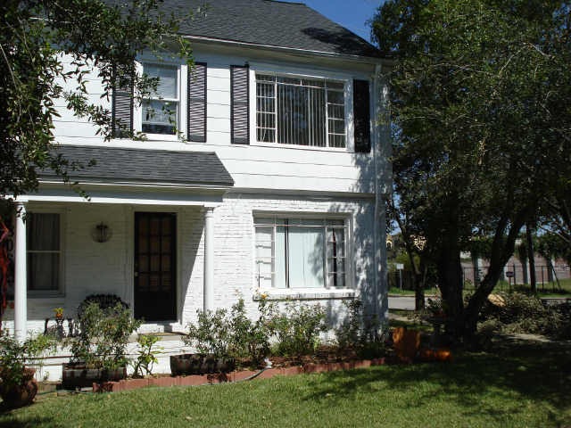 UPPER duplex on corner lot, near Rice University a