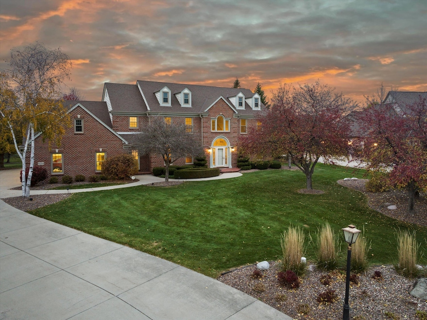 9254 W Wyndham Hills Ct, Franklin, WI 53132 - photo 1