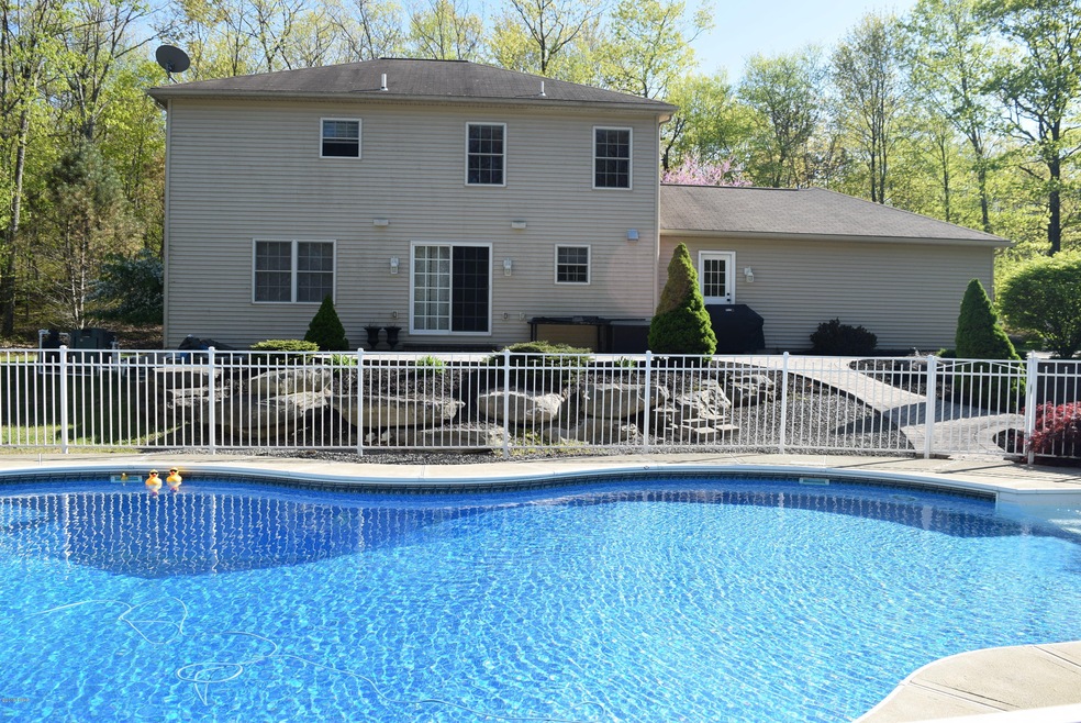 1035 Bear Creek Ct, Hawley, PA 18428 - photo 1